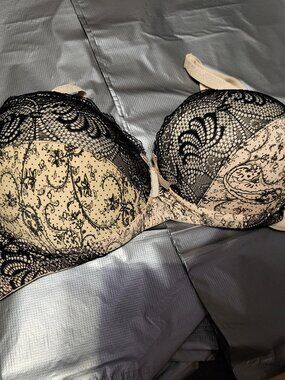 BLACK AND BEIGE LACE DETAIL PUSH UP BRA SZ 40C